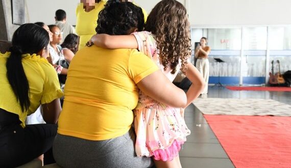 Abraçando Filhos: reeducandas reencontram filhos às vésperas do Dia das Mães