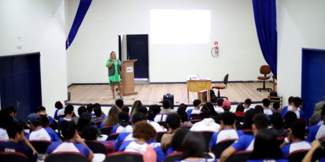Centro de ensino do Estado oferta minicurso de Língua Portuguesa para alunos da rede pública