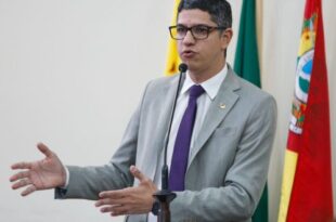 Fagner Calegário  lamenta o abandono em que se encontra o conjunto habitacional Cidade do Povo