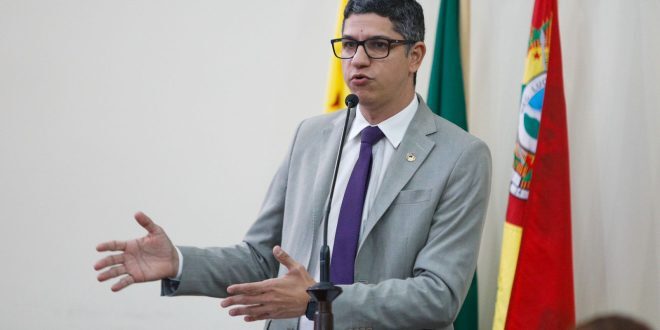 Fagner Calegário  lamenta o abandono em que se encontra o conjunto habitacional Cidade do Povo