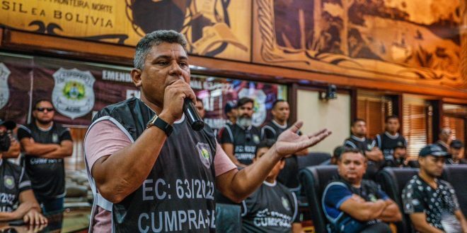 Luiz Gonzaga suspende sessão para receber agentes socioeducativos temporários que pedem cumprimento de PEC