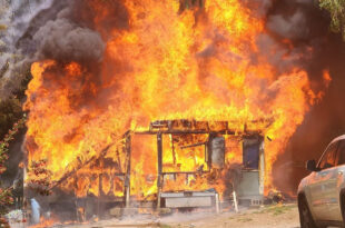 Criança de 7 anos incendeia casa com os pais dentro