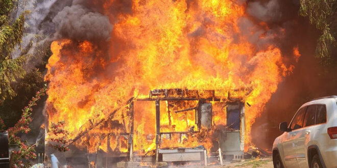 Criança de 7 anos incendeia casa com os pais dentro