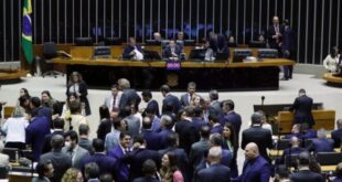 Câmara aprova projeto que prevê salários iguais para homens e mulheres