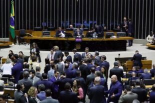Câmara aprova projeto que prevê salários iguais para homens e mulheres