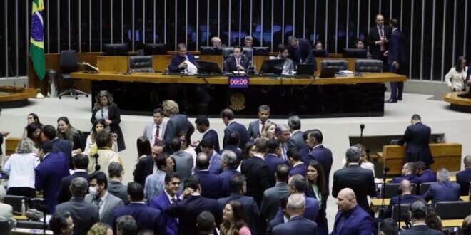 Câmara aprova projeto que prevê salários iguais para homens e mulheres