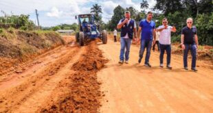 Gonzaga e Nicolau visitam obra de estrada que vai tirar ribeirinhos e produtores rurais do isolamento em Cruzeiro do Sul
