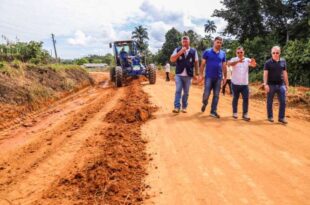Gonzaga e Nicolau visitam obra de estrada que vai tirar ribeirinhos e produtores rurais do isolamento em Cruzeiro do Sul