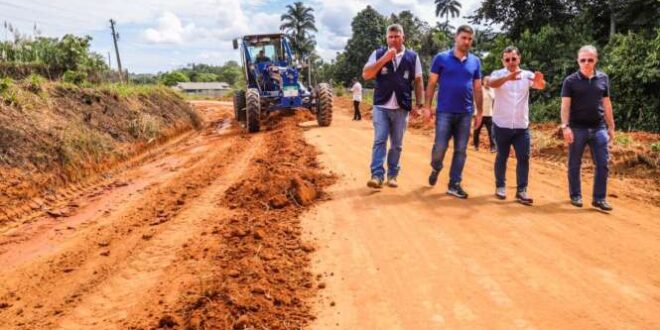 Gonzaga e Nicolau visitam obra de estrada que vai tirar ribeirinhos e produtores rurais do isolamento em Cruzeiro do Sul