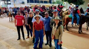 Tradicional cavalgada movimenta Feira do Agronegócio em Plácido de Castro