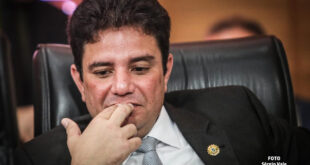 Defesa pede autorização para governador voltar a falar com o pai e com o irmão