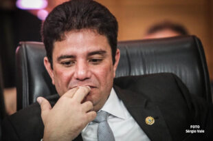 Defesa pede autorização para governador voltar a falar com o pai e com o irmão