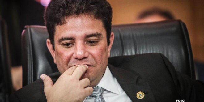 Defesa pede autorização para governador voltar a falar com o pai e com o irmão