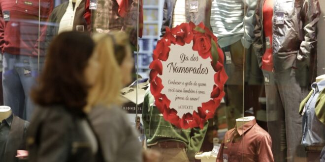 Procon oferece dicas de consumo consciente para as compras de Dia dos Namorados