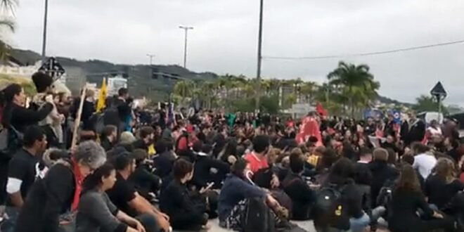 Gestores de políticas públicas organizam protesto em todo o Acre