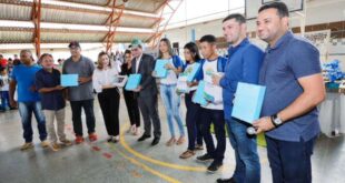 No Bujari, Nicolau participa da entrega de kits escolares para alunos da rede estadual