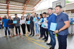 No Bujari, Nicolau participa da entrega de kits escolares para alunos da rede estadual