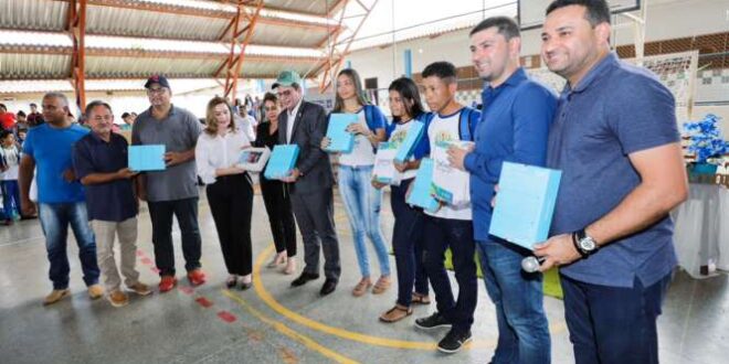 No Bujari, Nicolau participa da entrega de kits escolares para alunos da rede estadual