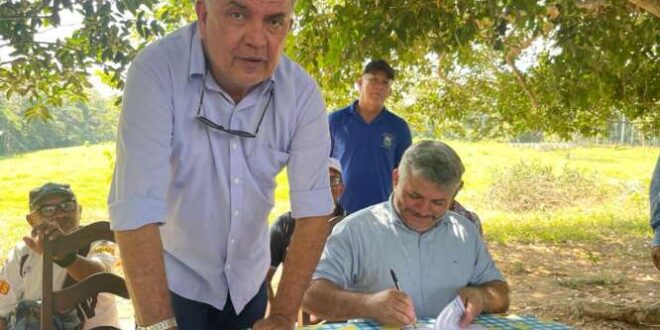 Petecão entrega equipamentos aos produtores de Epitaciolândia