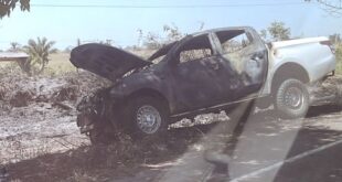 Neste sábado (15), o empresário do comércio Cícero Alencar teve seu carro incendiado após bater em uma árvore na Estrada da Borracha, em Xapuri,