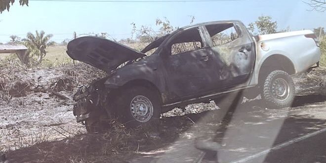 Neste sábado (15), o empresário do comércio Cícero Alencar teve seu carro incendiado após bater em uma árvore na Estrada da Borracha, em Xapuri,