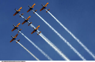 Governo homenageia Santos Dumont com apresentação de aeronaves da Esquadrilha da Fumaça