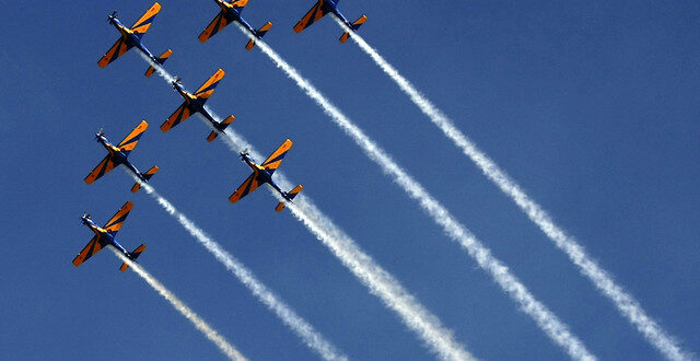 Governo homenageia Santos Dumont com apresentação de aeronaves da Esquadrilha da Fumaça