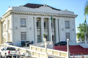 Jornada diária de trabalho presencial de servidores administrativos será de sete horas ininterruptas