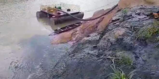 Crime ambiental: bomba de captação de água localizada ao lado de canal de esgoto