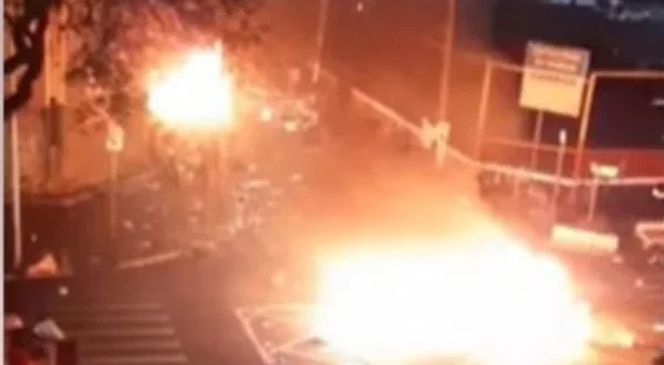 Revolta na Cracolândia: usuários de drogas fazem barricada com fogo