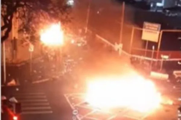 Revolta na Cracolândia: usuários de drogas fazem barricada com fogo