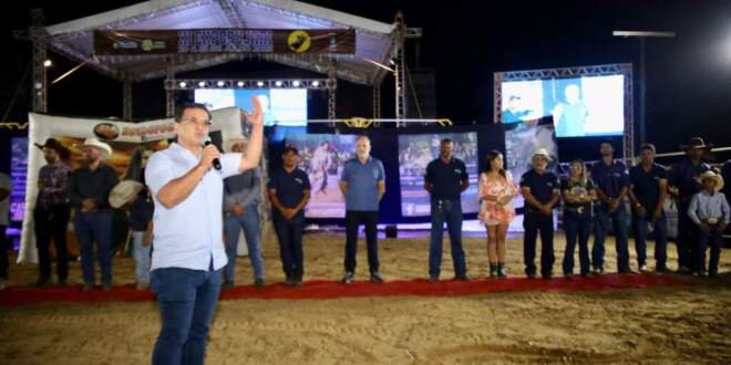Governador interino, Luiz Gonzaga prestigia encerramento da Expo Bujari