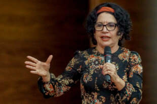 Filósofa Viviane Mosé fala sobre cultura de paz nas escolas em evento da Educação