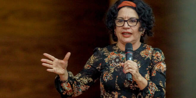Filósofa Viviane Mosé fala sobre cultura de paz nas escolas em evento da Educação