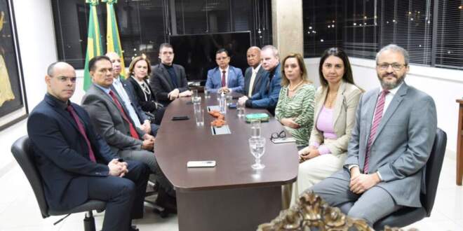 Longo se reúne com chefes dos poderes para definir estratégias contra rebelião no Acre