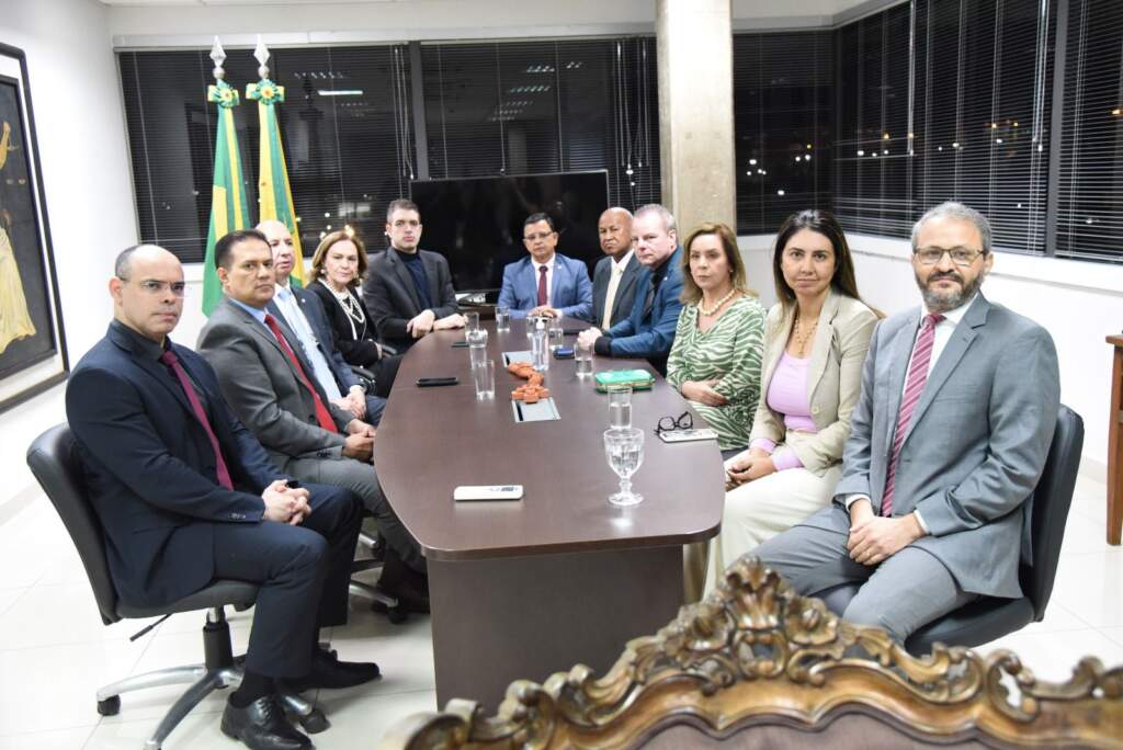 Longo se reúne com chefes dos poderes para definir estratégias contra rebelião no Acre
