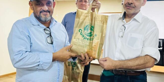 Presidente do Conselho Nacional do SESI conhece modelo de negócios da COOPERACRE