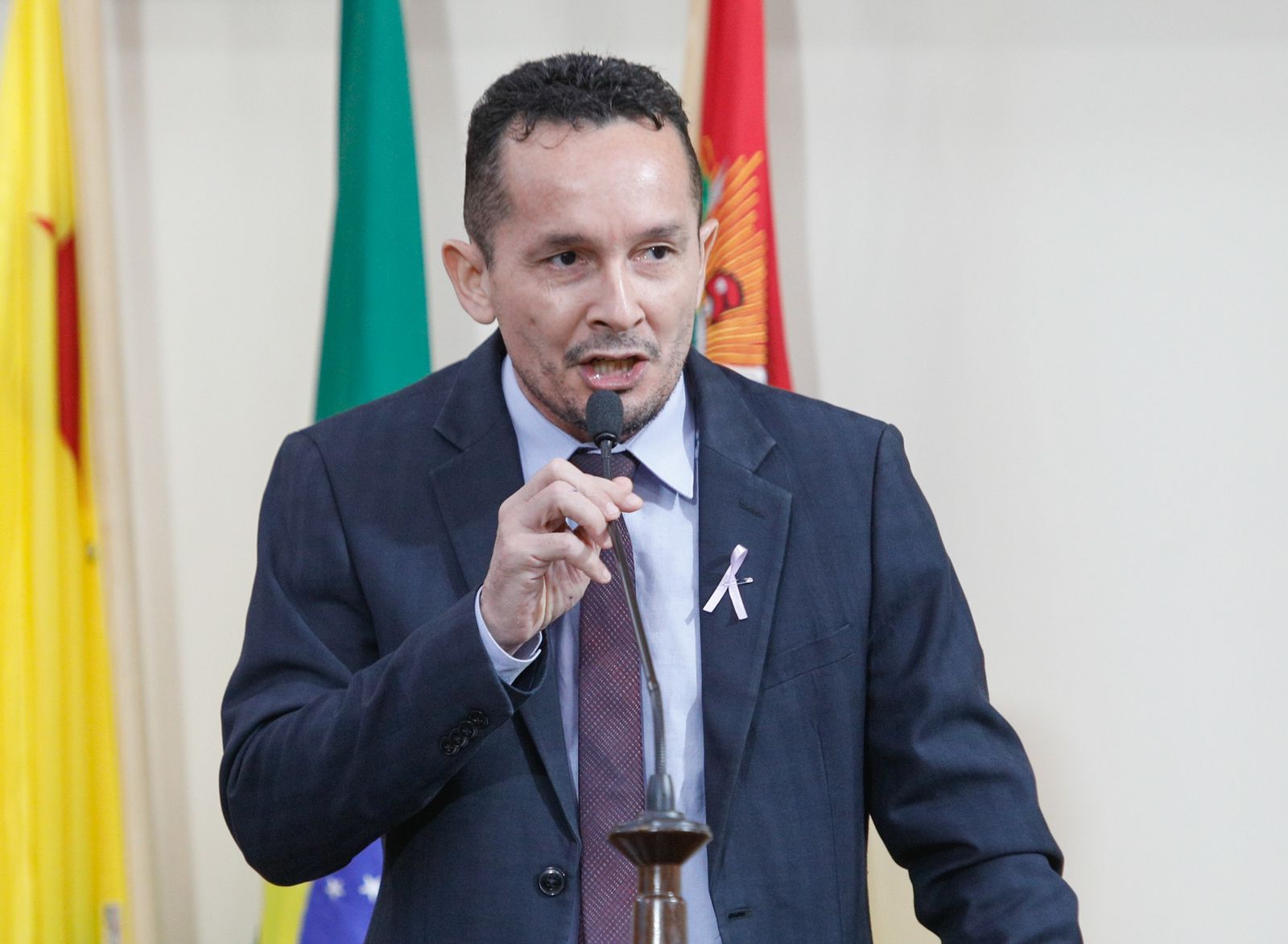 Adailton Cruz vai apresentar PL que impede policiais de portarem armas em ambientes festivos