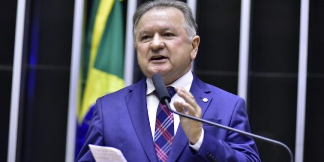 Câmara aprova MP que reajusta salário mínimo e amplia faixa de isenção do IR