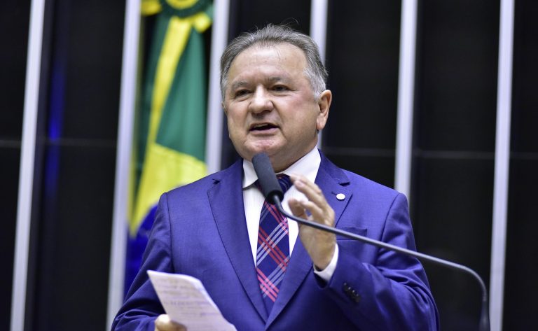 Câmara aprova MP que reajusta salário mínimo e amplia faixa de isenção do IR 2 Discussão e votação de propostas. Dep. Merlong Solano(PT - PI)