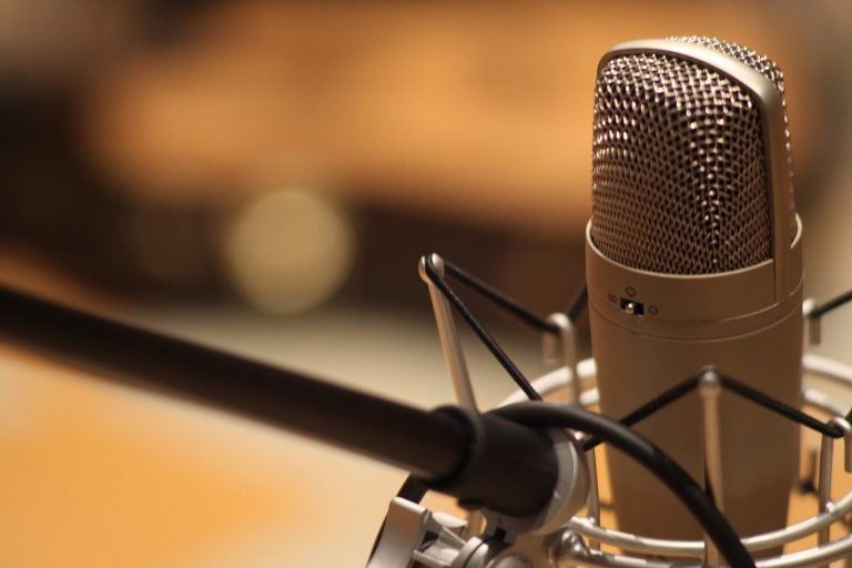 Comissão discute importância das rádios comunitárias para a democracia 2 Comunicação - rádio e TV - microfone locução estúdio gravação