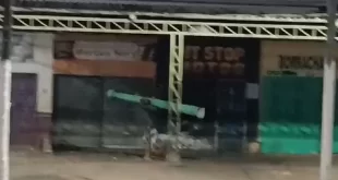 Homem é flagrado roubando um poste em Cruzeiro do Sul