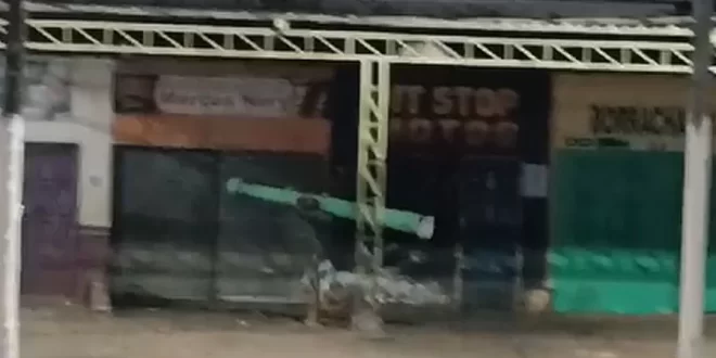 Homem é flagrado roubando um poste em Cruzeiro do Sul