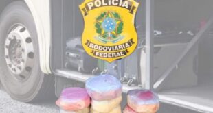 Mulher com criança de 2 anos em ônibus é detida com 7,5 quilos de cocaína pela PRF