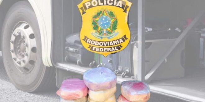 Mulher com criança de 2 anos em ônibus é detida com 7,5 quilos de cocaína pela PRF