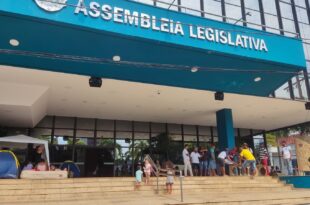Desabrigados pela reintegração de posse acampam na Aleac
