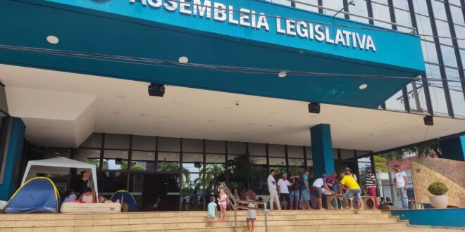Desabrigados pela reintegração de posse acampam na Aleac
