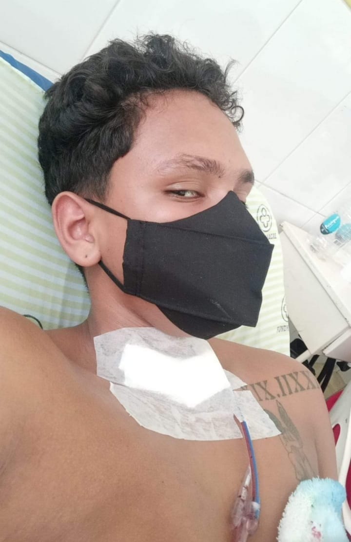 Jovem que luta há 15 anos contra o câncer tem a cirurgia cancelada na Fundhacre por falta de insumos