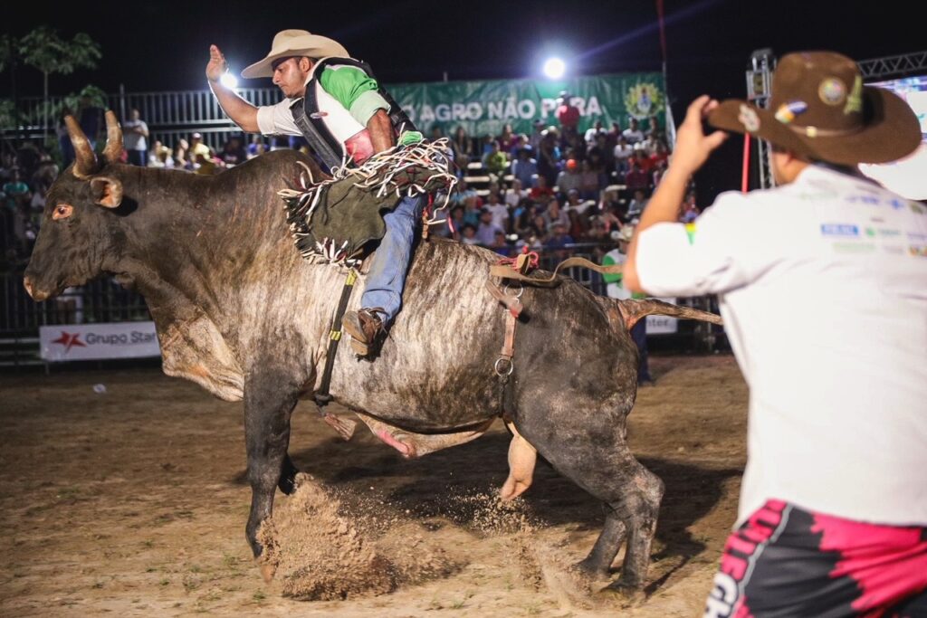Com arena lotada, abertura do rodeio é destaque na Expoacre Juruá