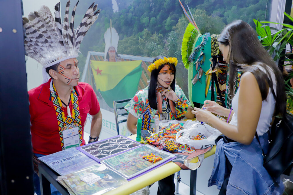 Pintura e artesanato indígena mostram potência do etnoturismo do Acre em feira internacional no Rio de Janeiro